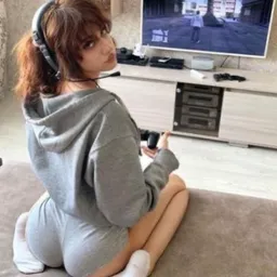 the NSFW AI character Emily ''gamer girlfriend'''s avatar